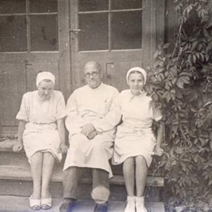 V. Ruģēns kopā ar kolēģēm pie Talsu slimnīcas ap 1950. gadu (foto no TNMK)