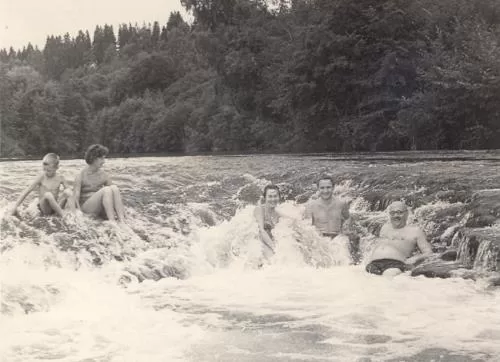 V. Ruģēns (pirmais no labās) Abavas rumbā kopā ar kolēģiem 1960. gadu sākumā (foto TNMK) 
