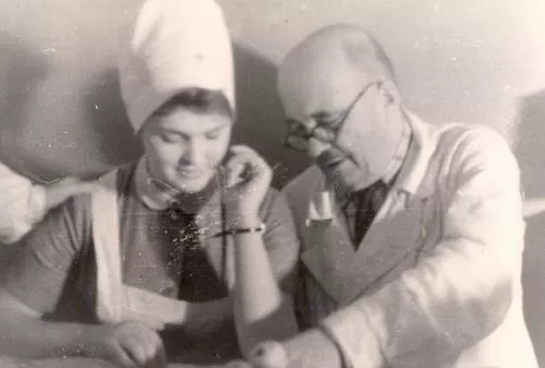 Voldemārs Ruģēns ar medmāsu L. Palkavnieci ap 1966. gadu (foto no TNMK)