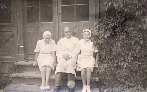 V. Ruģēns kopā ar kolēģēm pie Talsu slimnīcas ap 1950. gadu (foto no TNMK)