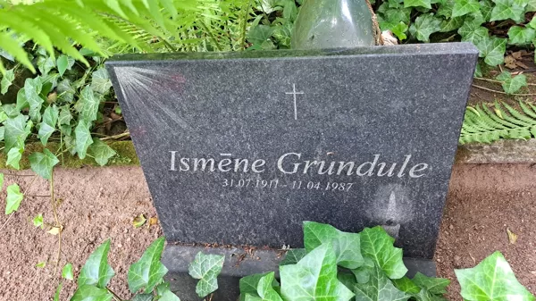 Ismēnes Grundules kapakmens 2023. gada 27. jūnijā.  Foto: Lita Zandberga