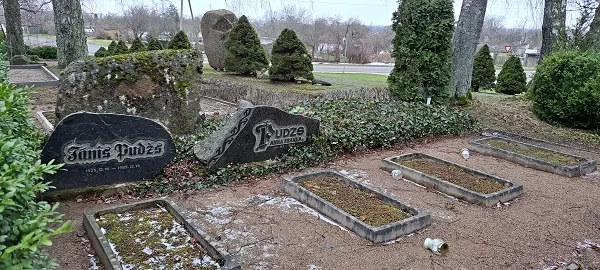 Jāņa Pudža kapavieta Jaunajos kapos 2023. gada 8. februārī. Fotogrāfs: Lita Zandberga