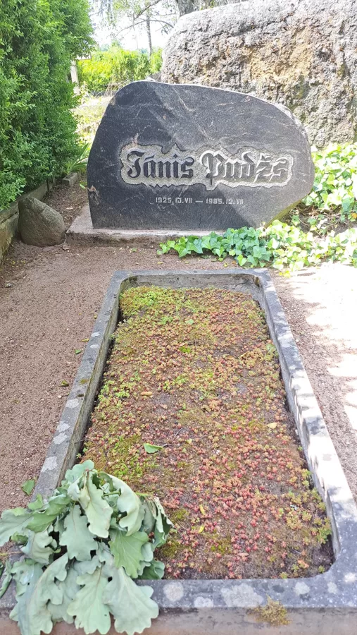 Jāņa Pudža kapavieta Jaunajos kapos 2023. gada 27. jūnijā. Fotogrāfs: Lita Zandberga